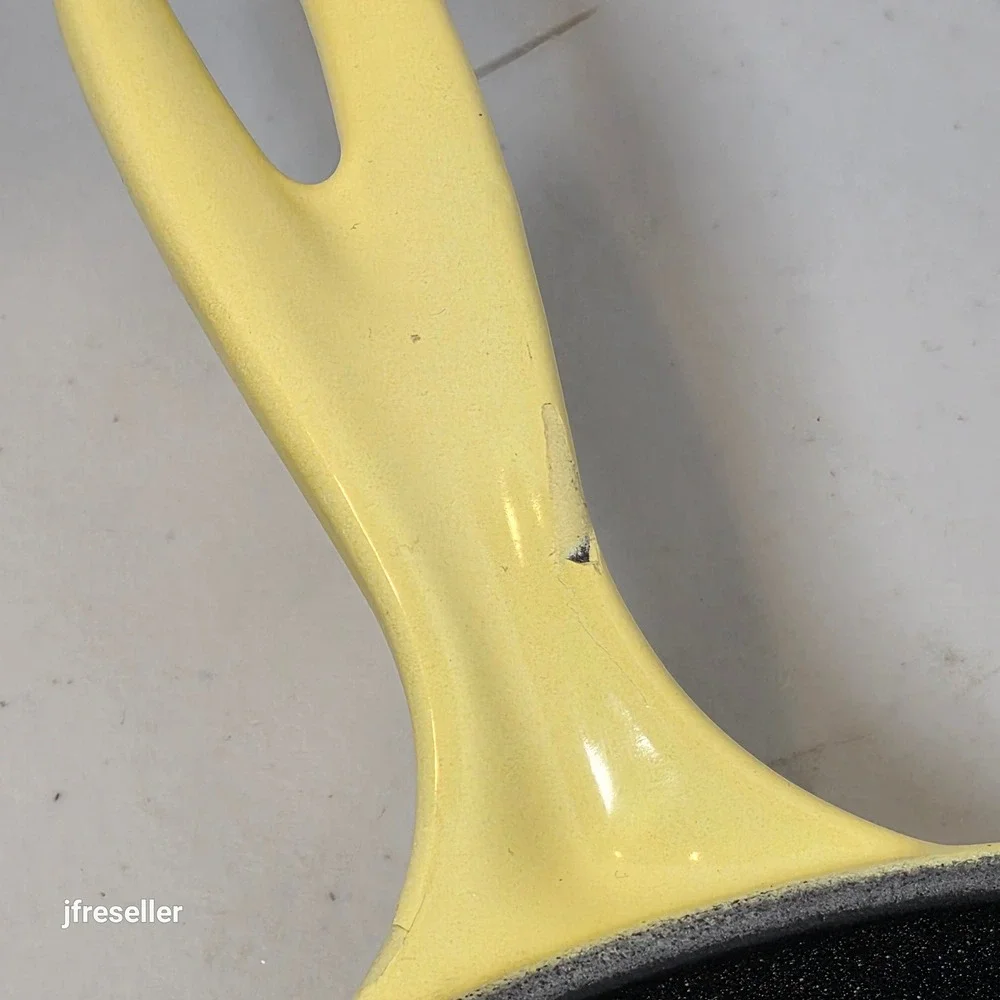 Le Creuset Yellow Enameled Cast Iron Skillet 10.5 Inch Frying Pan Pour Spouts